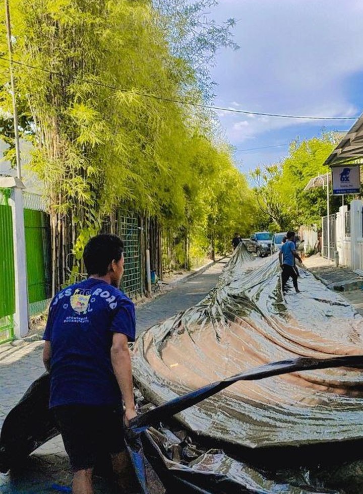 Bentangan terpal jumbo yang diproses oleh tim Prima Terpal Surabaya