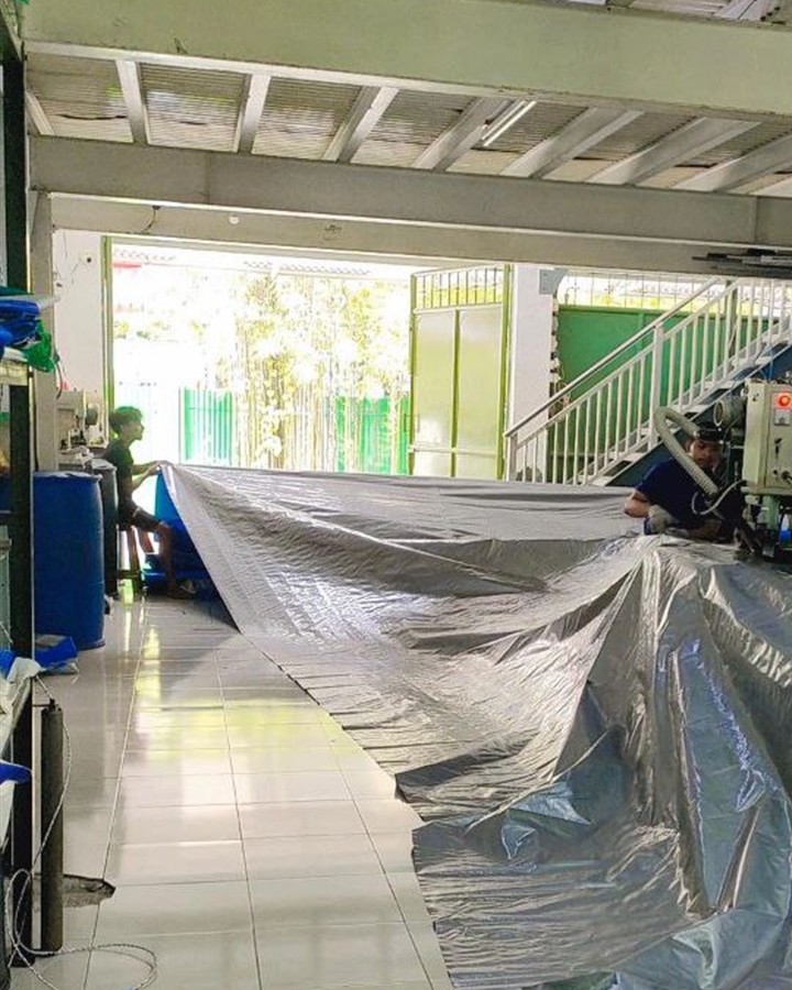 Proses produksi dan penyambungan terpal ukuran besar di area mesin Prima Terpal
